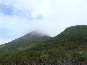 雲にかかった山頂