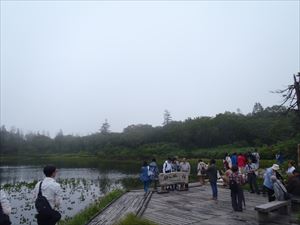 多くの観光客が神仙沼の景観を楽しんでいました。