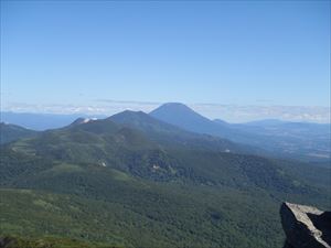 山頂からはニセコ連峰（手前）から羊蹄山（奥）まで、はっきりと見えました。