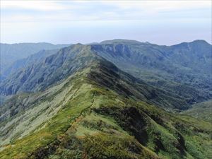 山頂から西側・日本海方面の尾根沿いに設けられた茂津多（もった）コース。