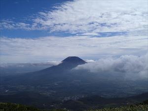 しばらくすると雲の中から羊蹄山