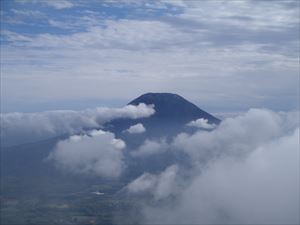 しばらくすると雲の中から羊蹄山