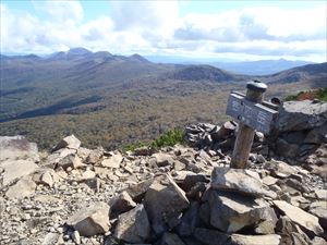 山頂から東方面のニセコ連峰の景色。