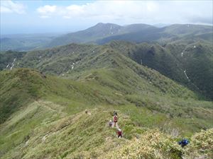 天候にも恵まれ、作業を終えた方々は続々と山頂を目指していました