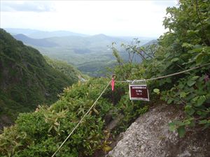 オロフレ山のロープは、つかまって登る為のロープではありませんのでご注意下さい。