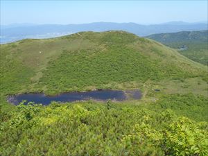 シャクナゲ岳よりシャクナゲ沼の様子