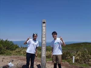 補修中に山頂に上がって来られたお二人には、少しお待ちいただいてから撮影にご協力いただきました。