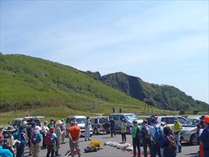 高山植物の踏み荒らし防止等を目的としたロープ張りと、歩道の維持管理のため笹刈り作業を行いました。