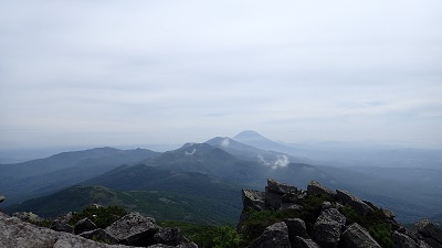 ＃２目国内岳山頂より、ニセコ連邦｡　奥には羊蹄山。