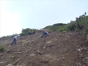 足場が悪い所や急斜面では大変でしたが、なんとか山頂へ。