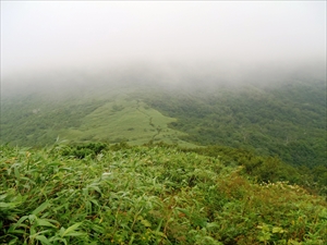 目国内岳山頂方面