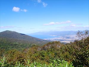 前目国内岳より岩内岳と岩内港方面。