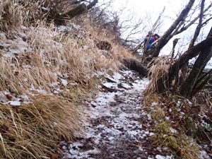 山頂付近は雪が少し残っています