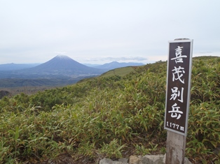 山頂からは先日初冠雪した羊蹄山が綺麗に見えました。