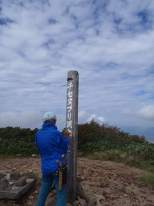 山頂標識の補修を行いました。