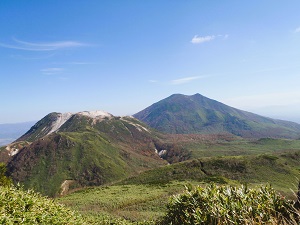 山頂からニセコアンヌプリ（右）イワオヌプリ（左）がきれいに見えました。
