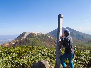 山頂標識の補修を行いました