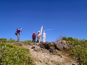 秋晴れのニトヌプリ山頂では多くの方々が記念撮影をしていました