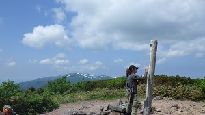 山頂標識を補修する様子