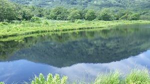 鏡沼の湖面に映るニセコアンヌプリ