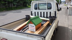 設置予定の看板と入林箱を乗せたトラック