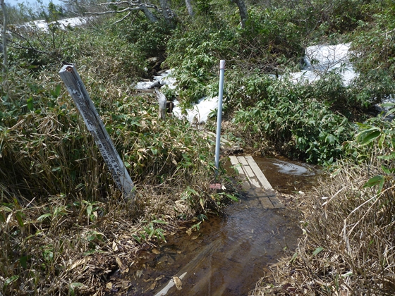 雪解け水が流れる歩道入口