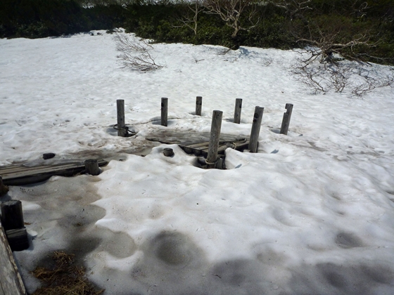 残雪の中から姿を見せ始めた3の沼の展望デッキ