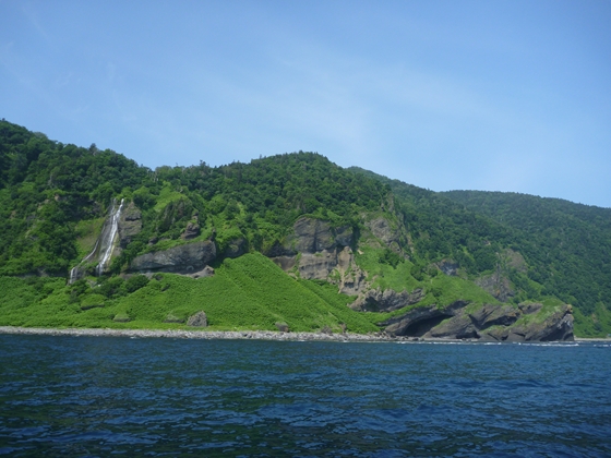 羅臼側の海岸線、女滝と右に念仏岩が見える