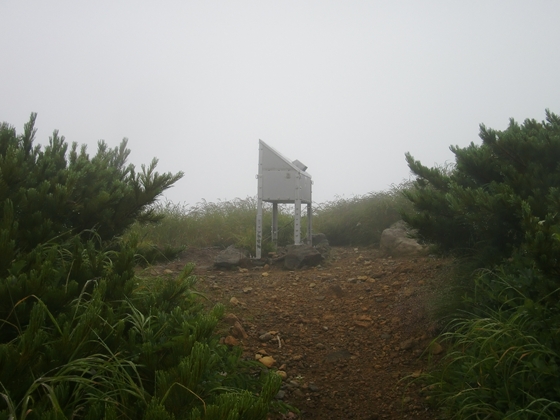 三峰のテント場のフードロッカーです