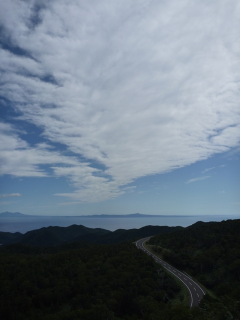 横断道路より国後島を望む