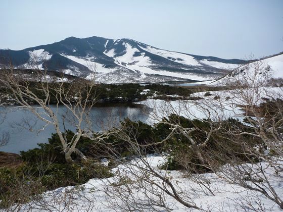 雪斜面のトラバースで五の沼を通過