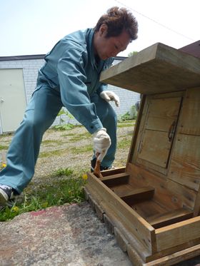 入林箱に塗料を塗って下準備中