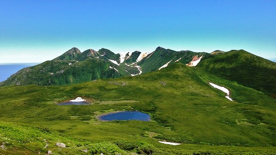 オッカバケ岳のピークをすぎると眼下には二ツ池が見えてきました。