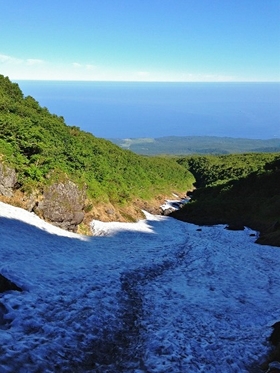 大沢入口まで来ました。今年は、この時期でも大量の雪が残っています。