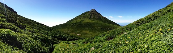 羅臼平へ到着後は羅臼岳を背にして縦走路へ突入