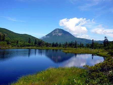 三の沼に映し出された羅臼岳