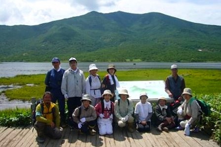 目指した羅臼湖をバックに参加者と記念撮影