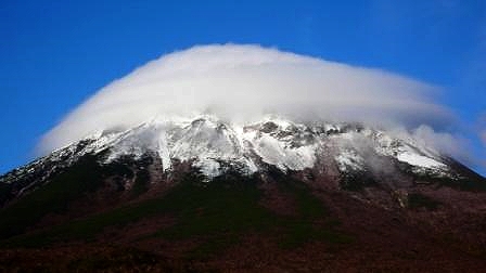 気温が下がり羅臼岳は上半分が真っ白に初冠雪しました。