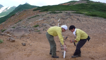  南岳の標柱の交換作業