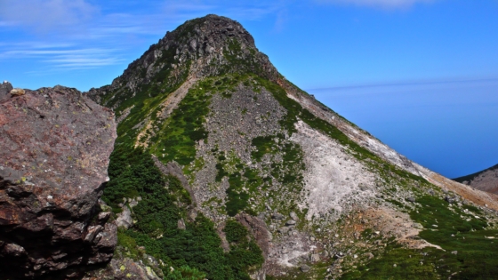 知床硫黄山を奥に望む