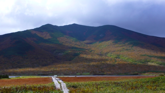 羅臼湖と知西別岳の紅葉