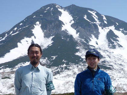 知床峠を巡視した際に羅臼岳を背にパチリ！