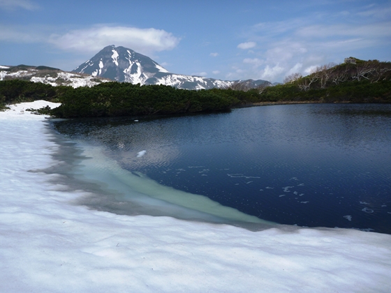 残雪時期だけ見ることができる沼