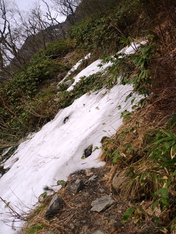 第一の壁にはまだ残雪があります