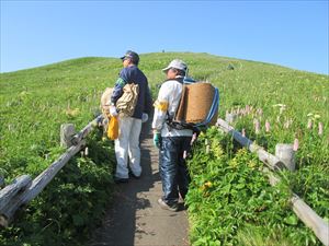 補修資材のマットと土嚢袋を運びます。