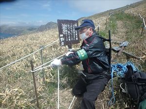 歩道にロープを張る作業