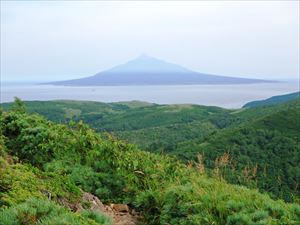 山頂の手前200メートル地点から望む利尻島