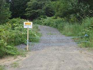礼文林道香深井側入り口の規制ロープ