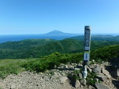 礼文岳山頂から利尻島方面の景色
