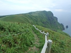 道中に見えたツバメ山とネコ岩